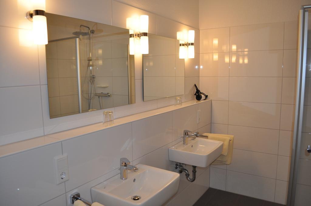 Hellmanns Hotel Bremers Bauerndiele Wiefelstede Экстерьер фото