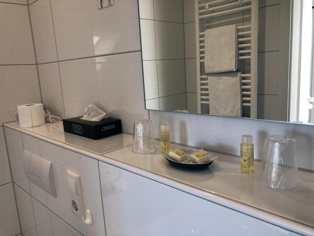 Hellmanns Hotel Bremers Bauerndiele Wiefelstede Экстерьер фото